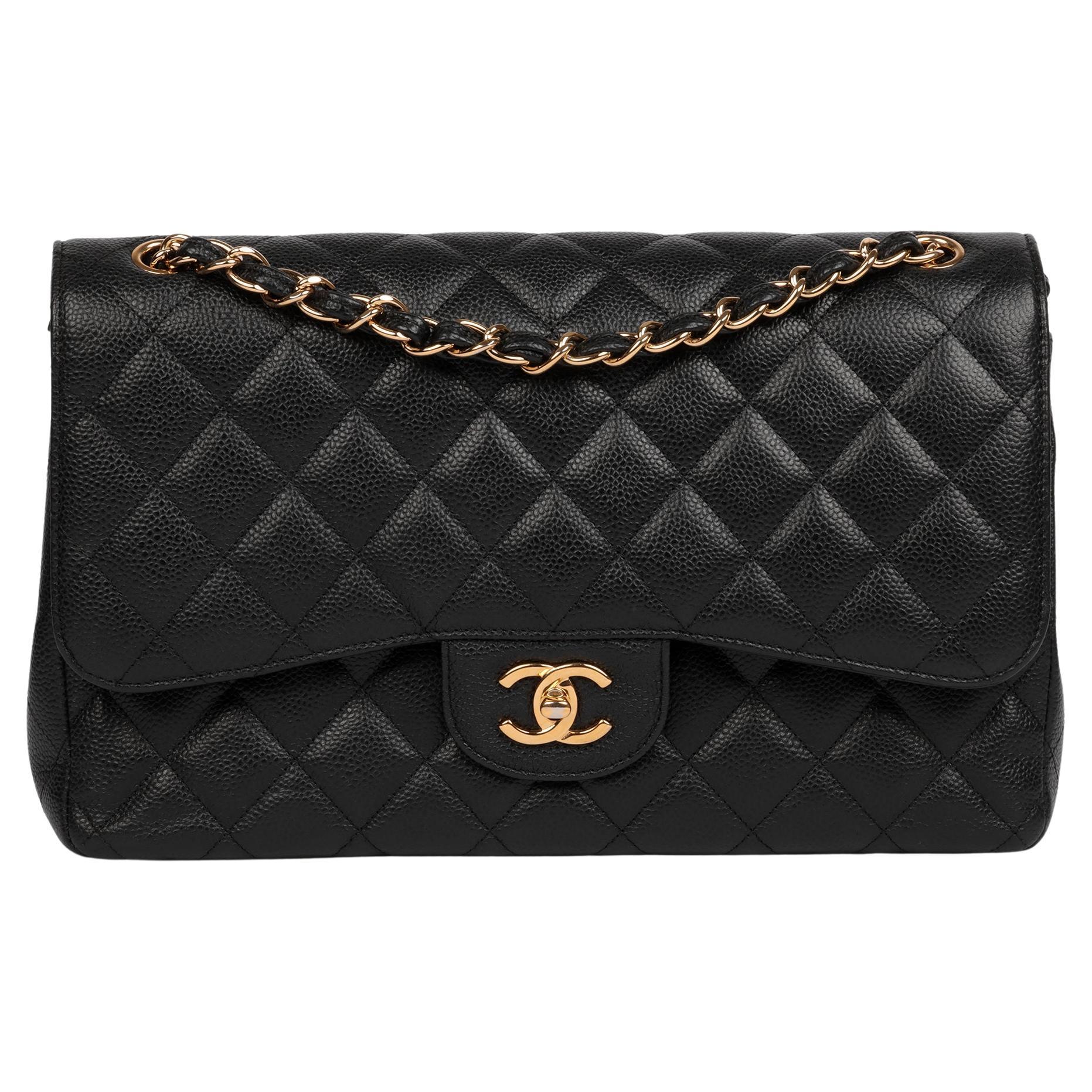 Chanel  Sac classique à double rabat en cuir caviar matelassé noir en vente