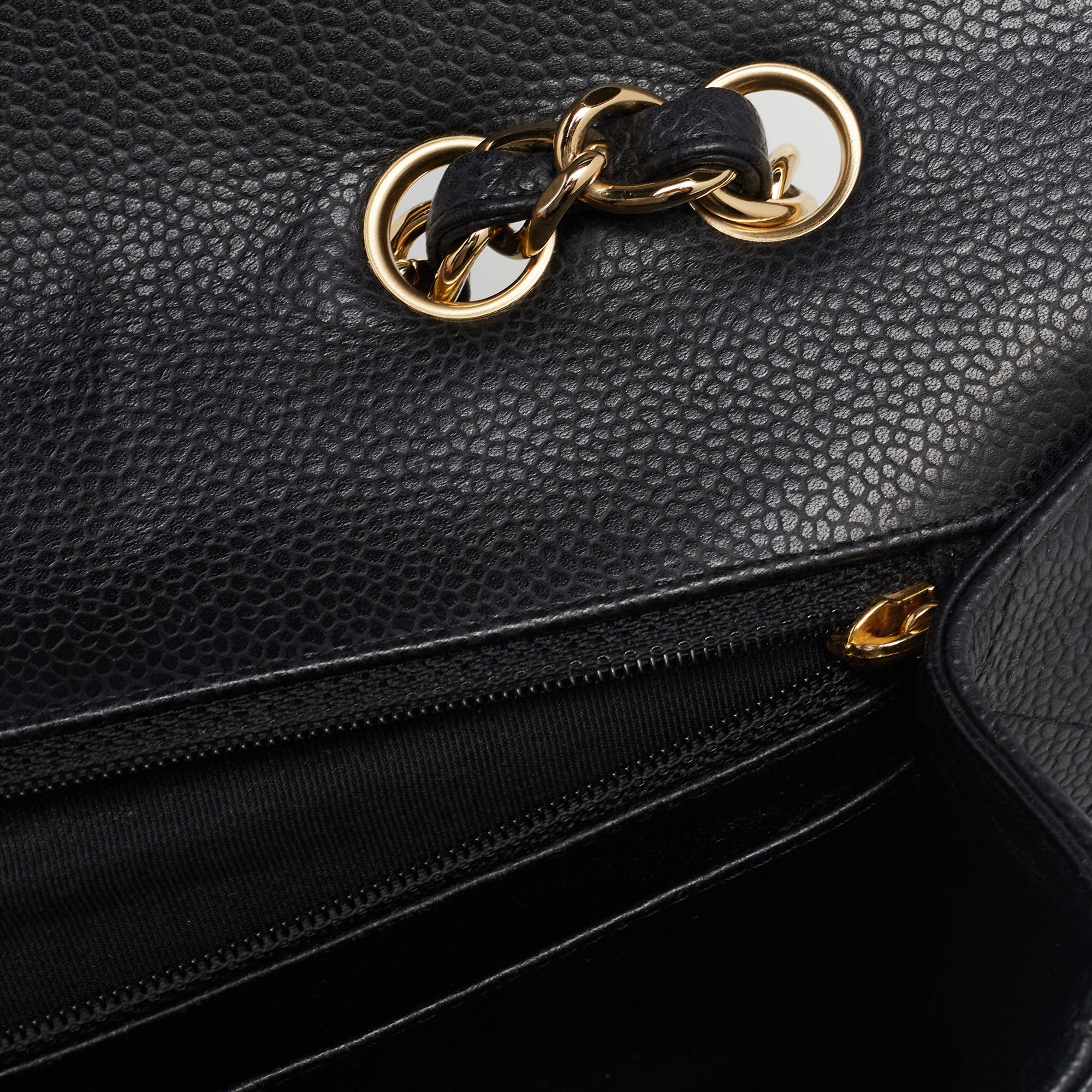 Chanel - Sac à rabat simple classique Jumbo en cuir texturé noir matelassé 5