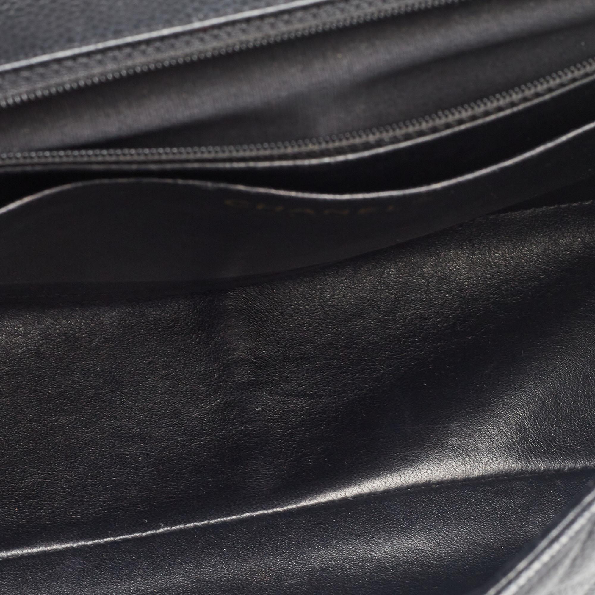 Chanel - Sac à rabat simple classique Jumbo en cuir texturé noir matelassé 6