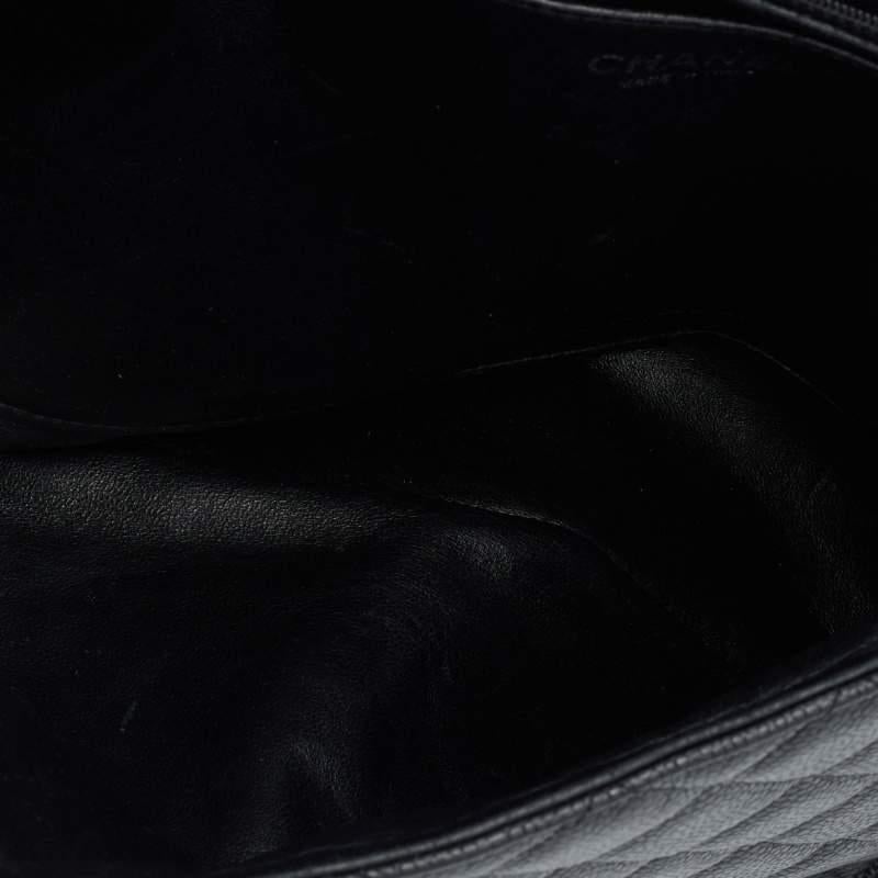 Chanel - Sac à rabat simple classique Jumbo en cuir texturé noir matelassé en vente 7
