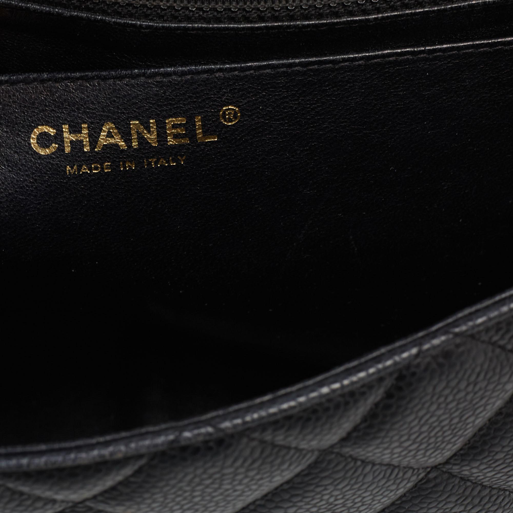 Chanel - Sac à rabat simple classique Jumbo en cuir texturé noir matelassé 7