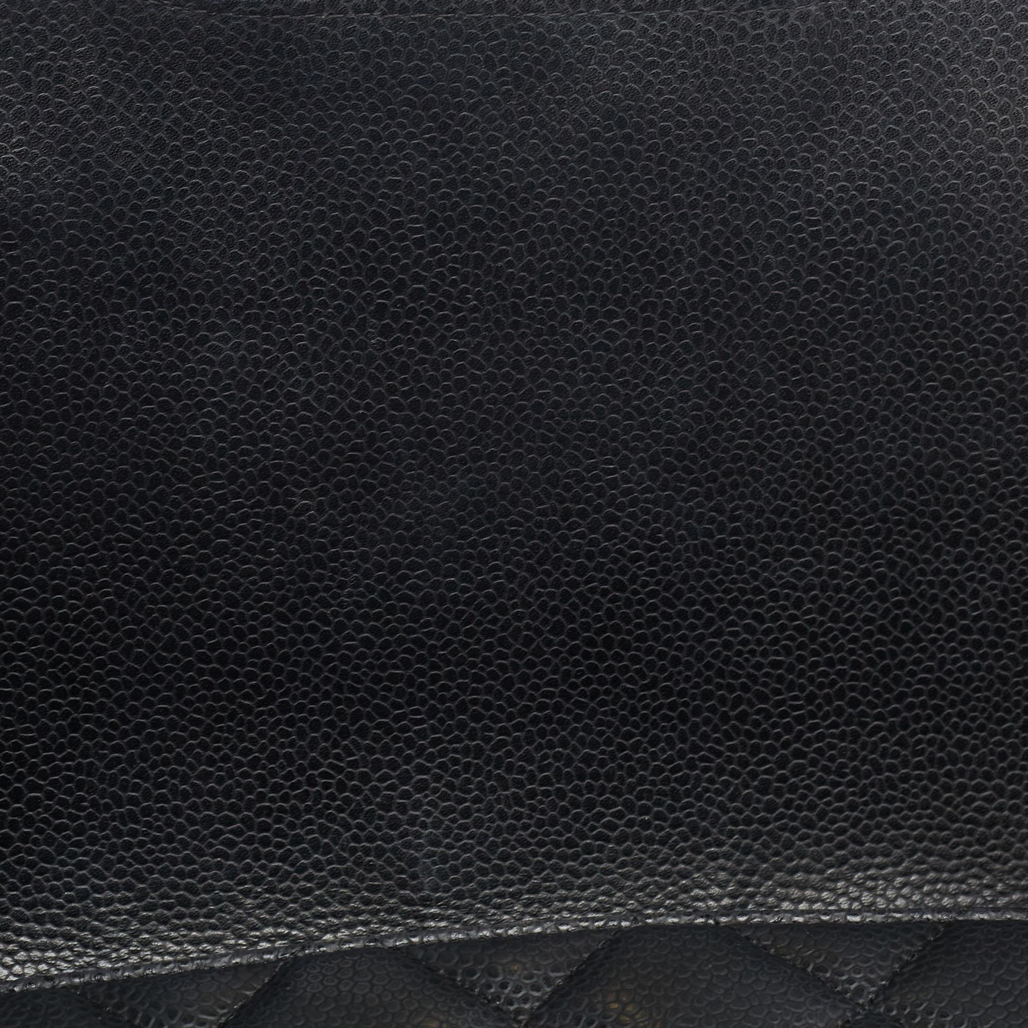 Chanel - Sac à rabat simple classique Jumbo en cuir texturé noir matelassé 9