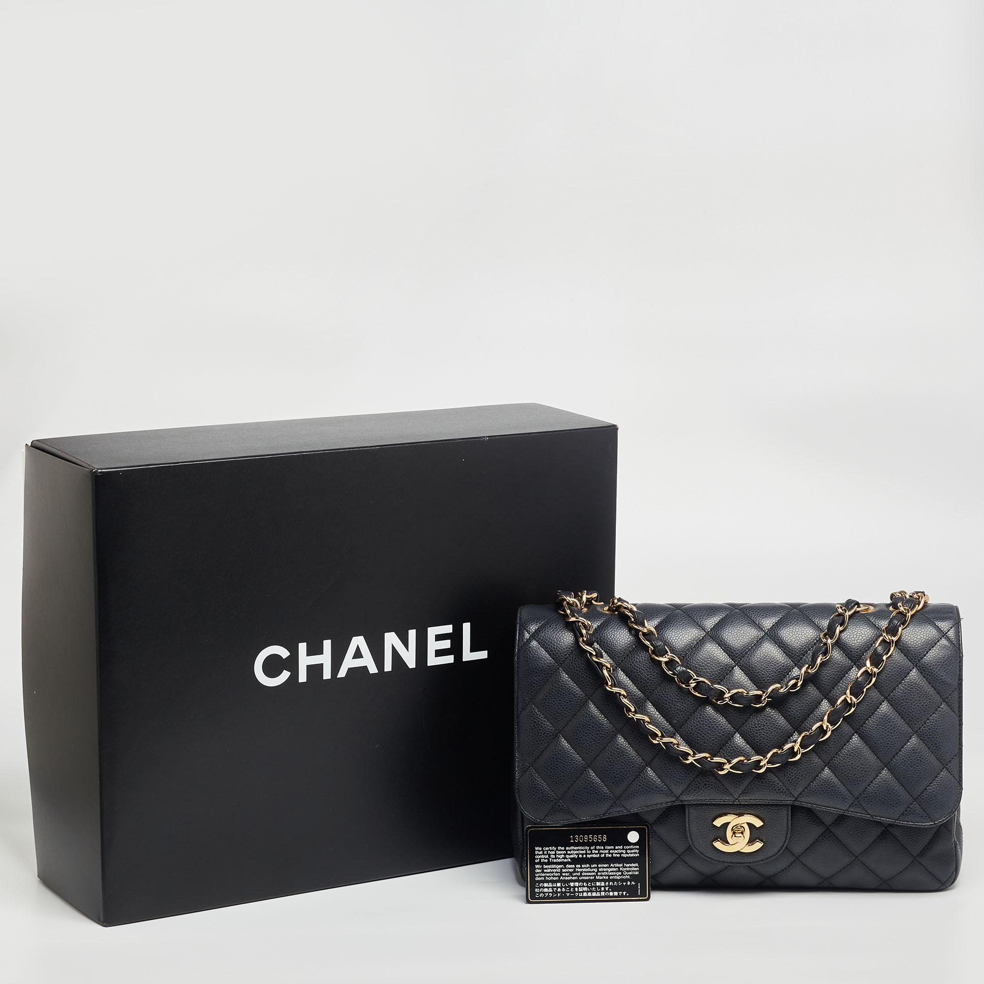 Chanel - Sac à rabat simple classique Jumbo en cuir texturé noir matelassé 10