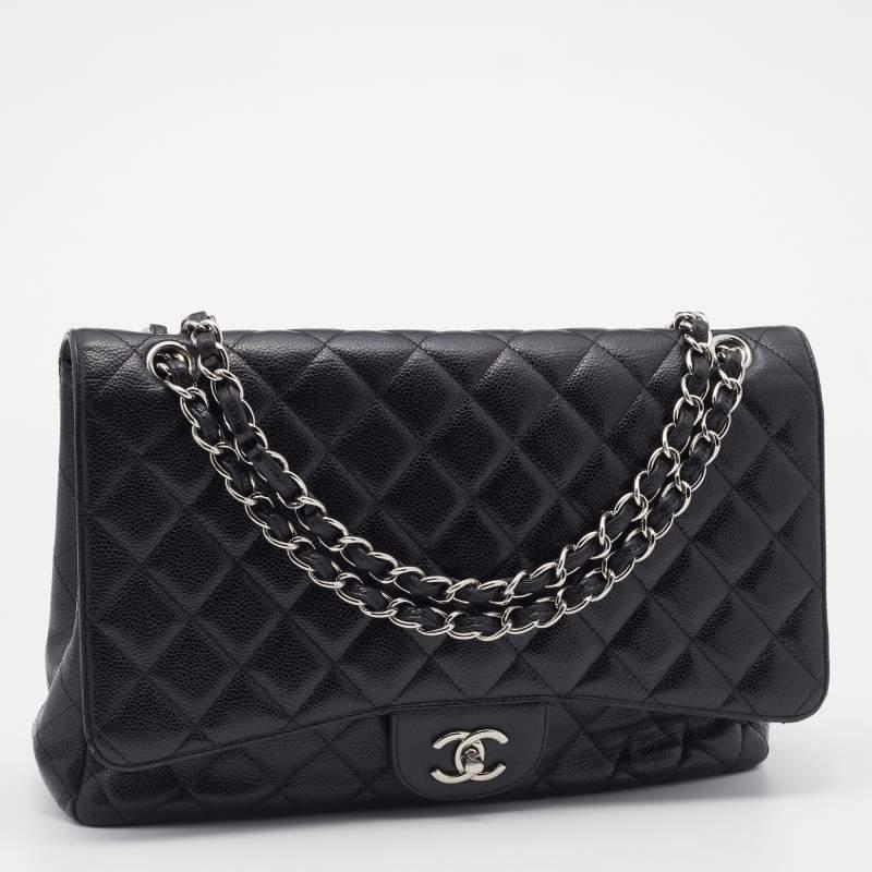 Chanel - Sac à rabat simple classique Jumbo en cuir texturé noir matelassé Pour femmes en vente