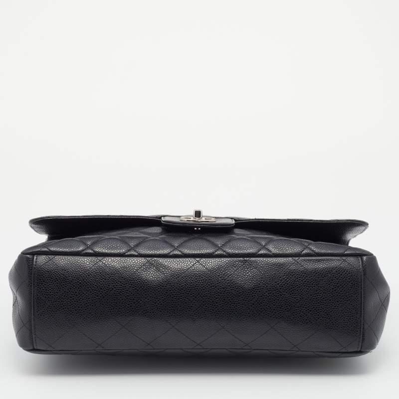 Chanel - Sac à rabat simple classique Jumbo en cuir texturé noir matelassé en vente 1
