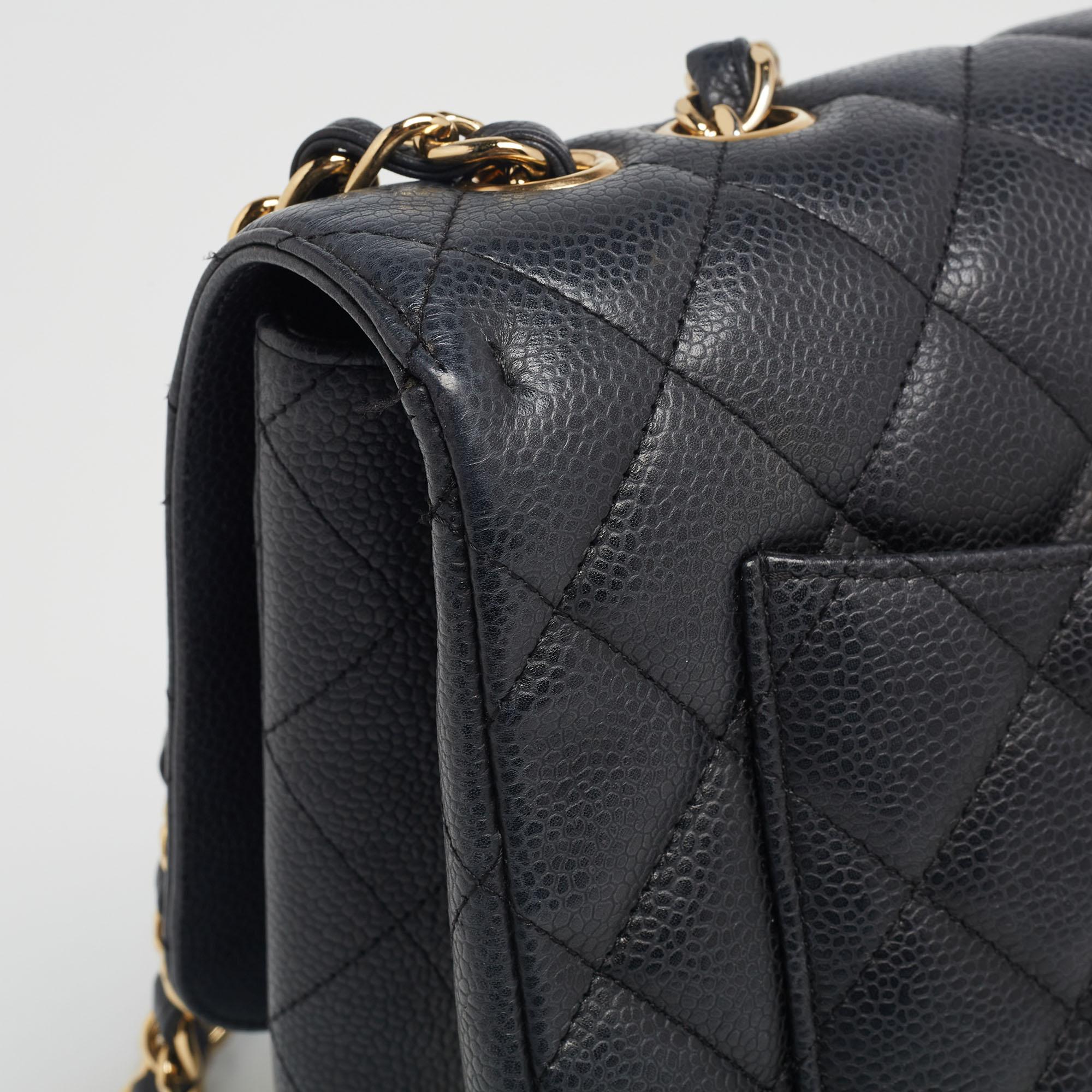 Chanel - Sac à rabat simple classique Jumbo en cuir texturé noir matelassé 1