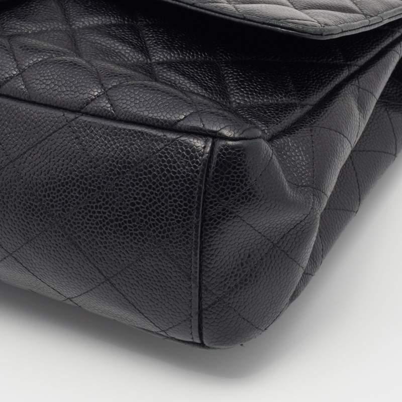 Chanel - Sac à rabat simple classique Jumbo en cuir texturé noir matelassé en vente 3