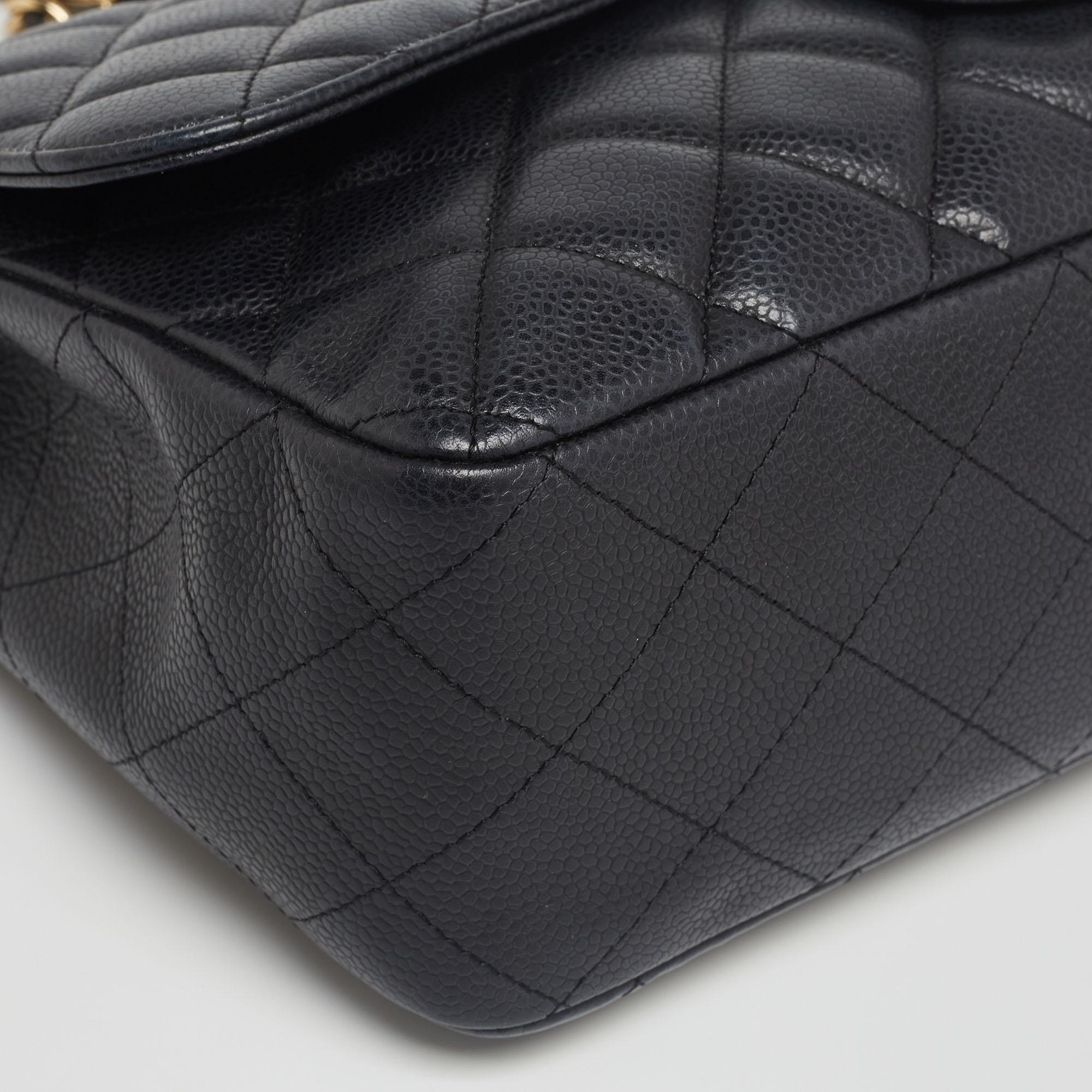 Chanel - Sac à rabat simple classique Jumbo en cuir texturé noir matelassé 3