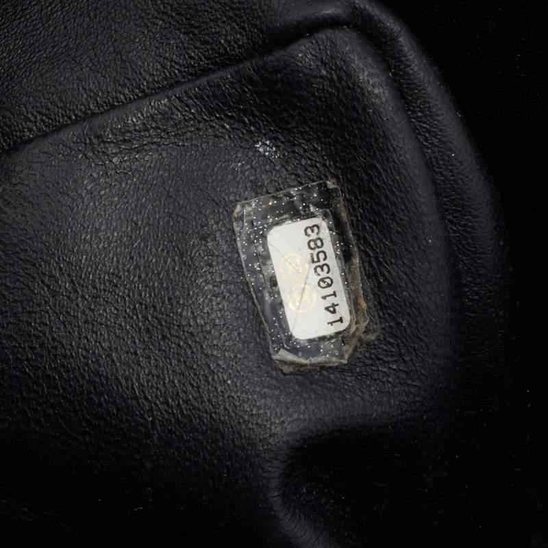 Chanel - Sac à rabat simple classique Jumbo en cuir texturé noir matelassé en vente 5