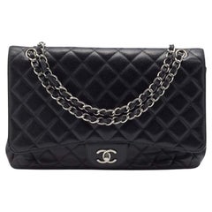 Borsa Chanel nera trapuntata in pelle di caviale Jumbo Classic con patta singola