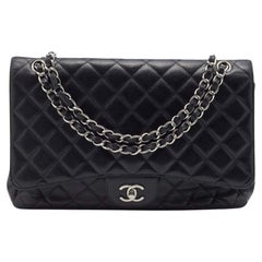 Chanel - Sac à rabat simple classique Jumbo en cuir texturé noir matelassé