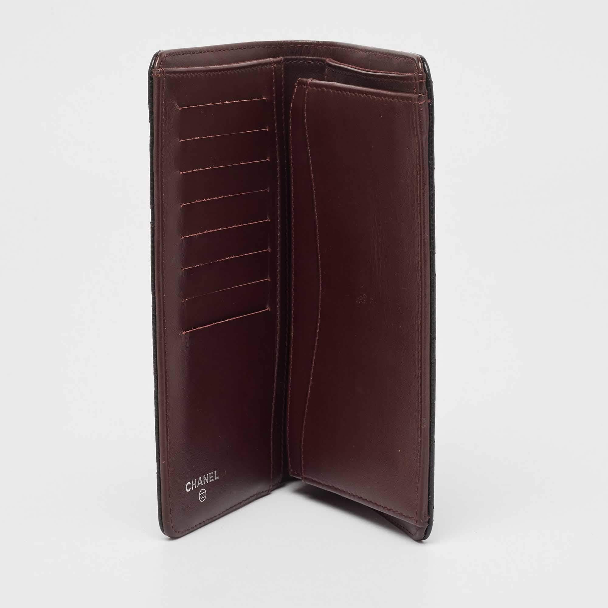We are in utter awe of this continental wallet from Chanel as it is appealing in a surreal way. Exquisitely crafted from leather in the quilt design  it bears the signature label on the leather and fabric interior and the iconic CC logo on the flap.