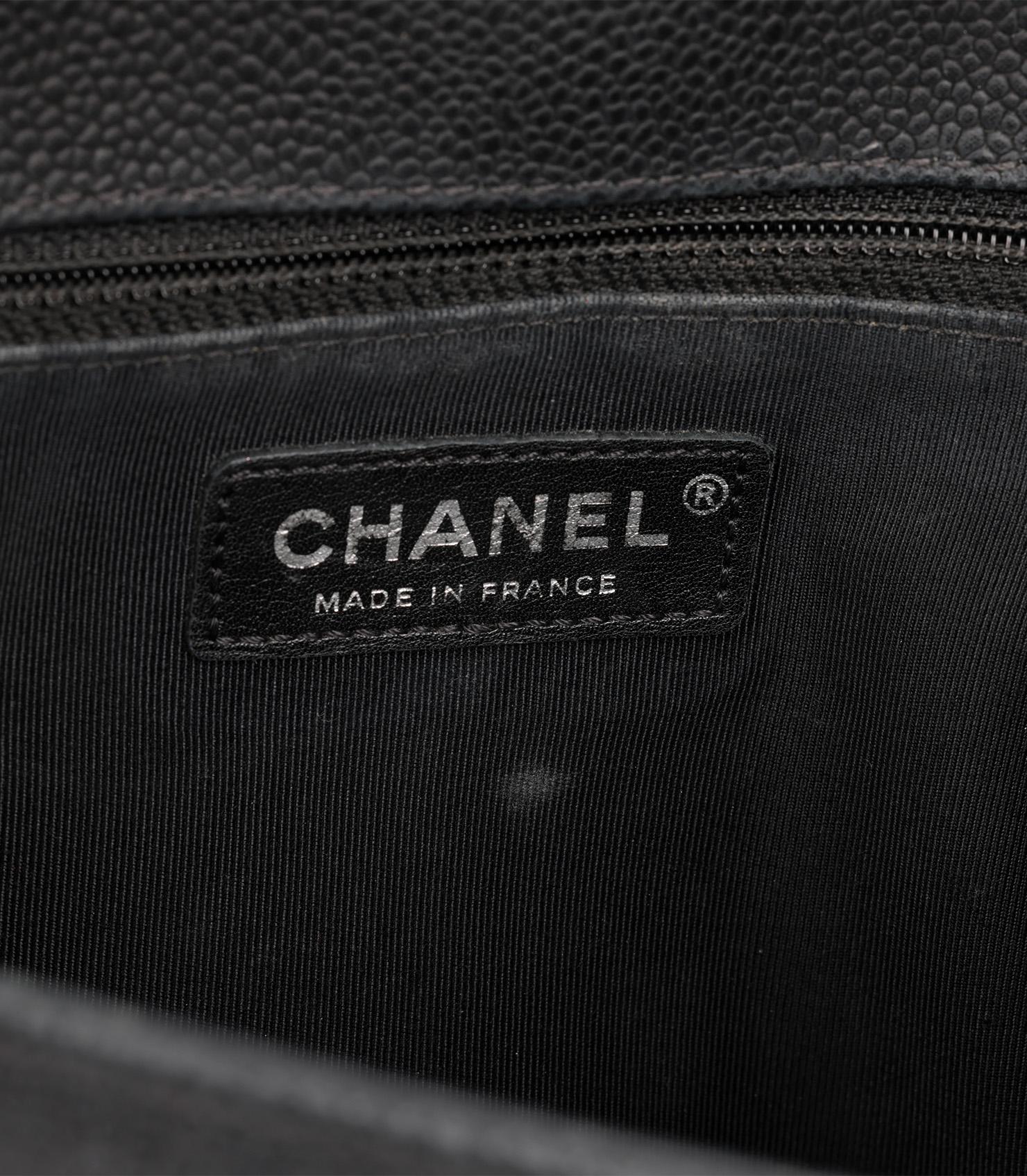 Chanel Schwarze große Le Boy Tasche aus gestepptem Kaviarleder in Schwarz im Angebot 5