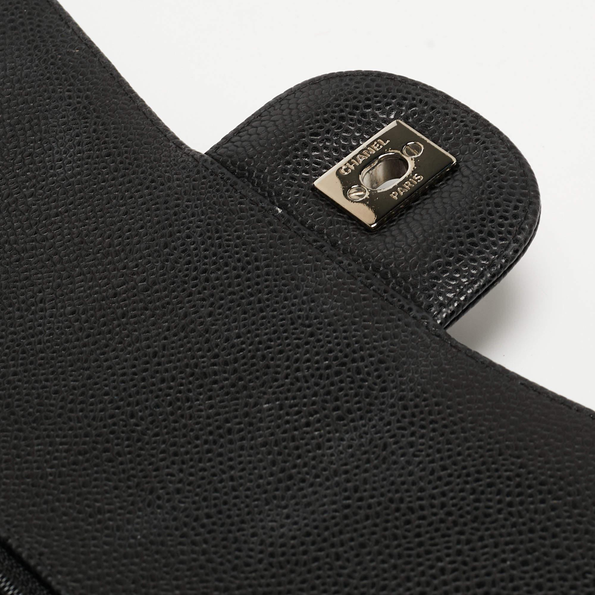 Chanel - Sac à double rabat classique Maxi en cuir texturé noir matelassé 6