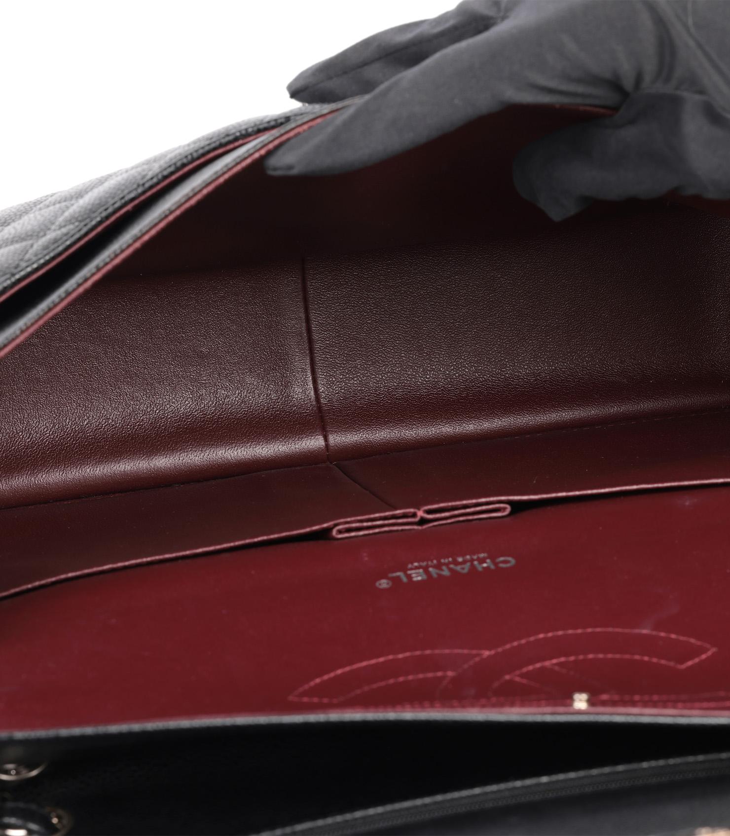 Chanel Schwarze Maxi Classic Double Flap Tasche aus gestepptem Leder in Kaviar im Angebot 6