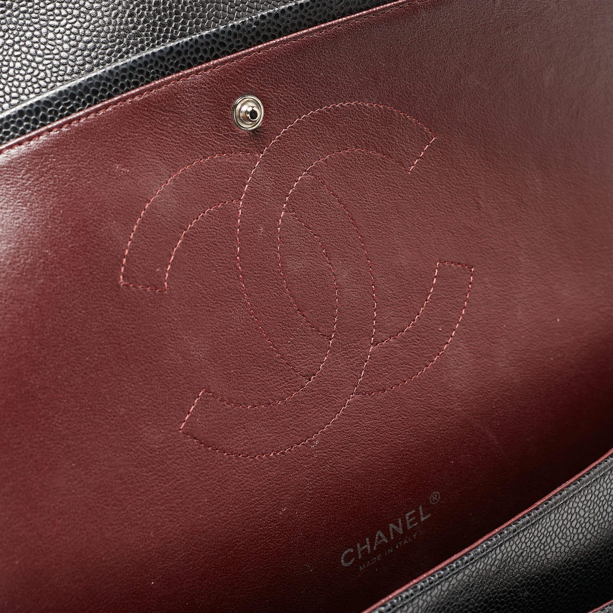 Chanel - Sac à double rabat classique Maxi en cuir texturé noir matelassé 10