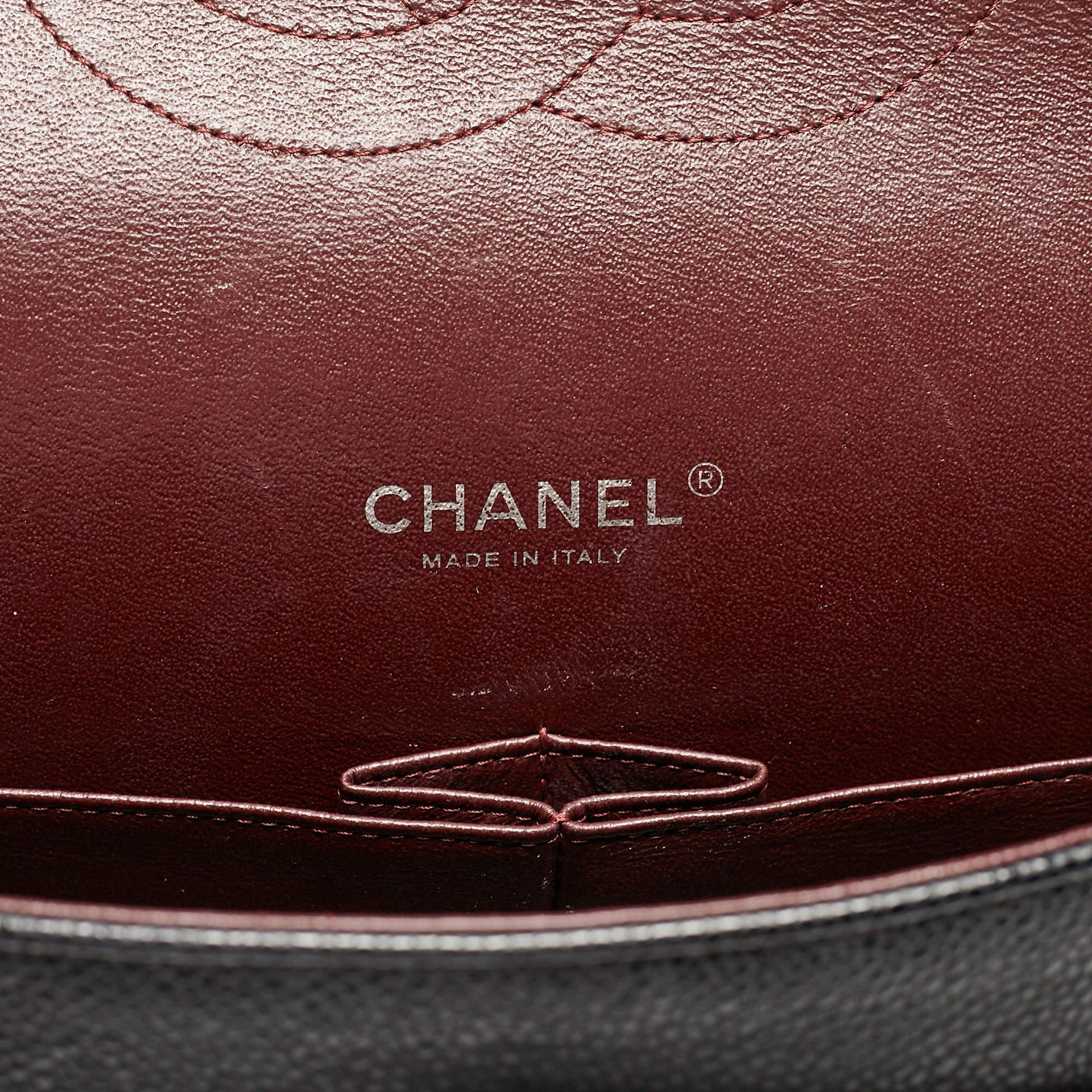Chanel - Sac à double rabat classique Maxi en cuir texturé noir matelassé 11