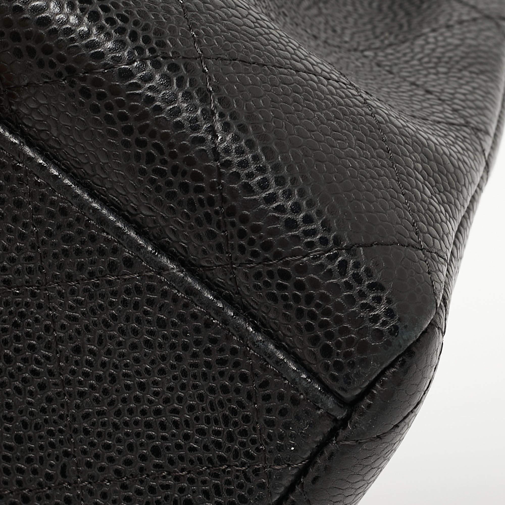 Chanel - Sac à double rabat classique Maxi en cuir texturé noir matelassé 12