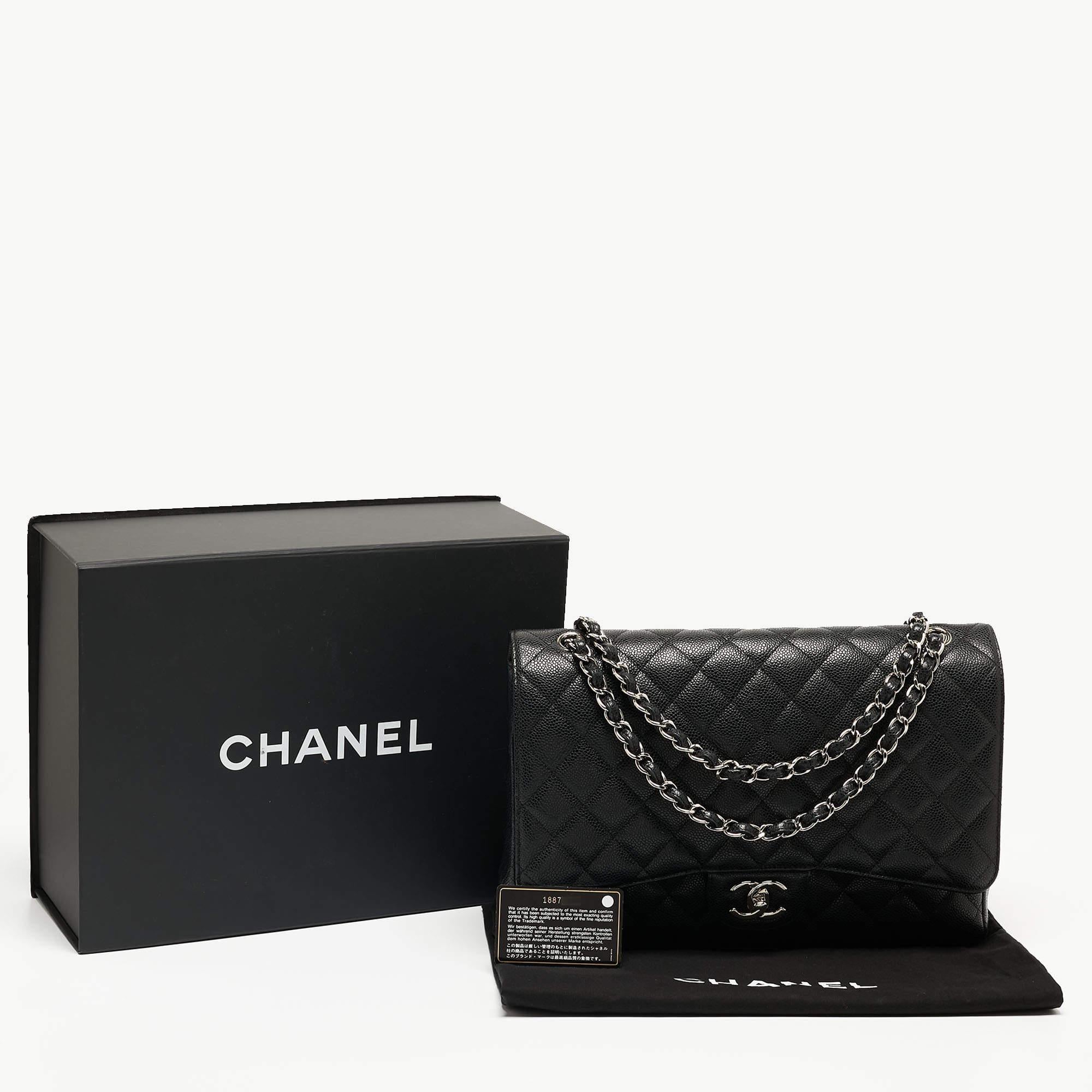 Chanel - Sac à double rabat classique Maxi en cuir texturé noir matelassé 14