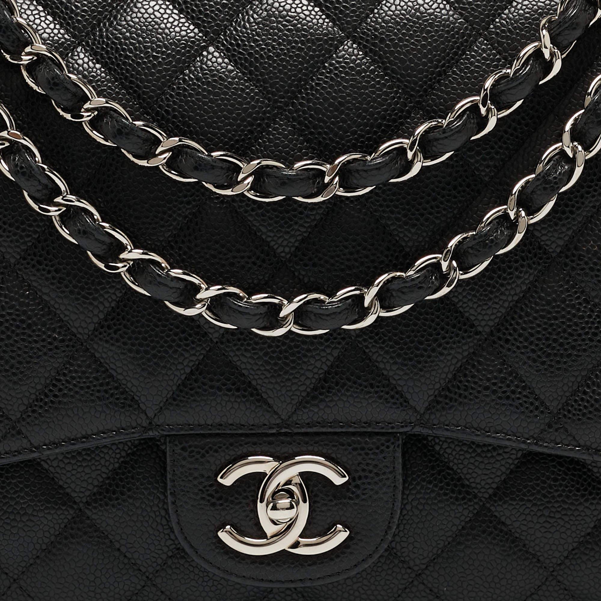 Chanel - Sac à double rabat classique Maxi en cuir texturé noir matelassé 15