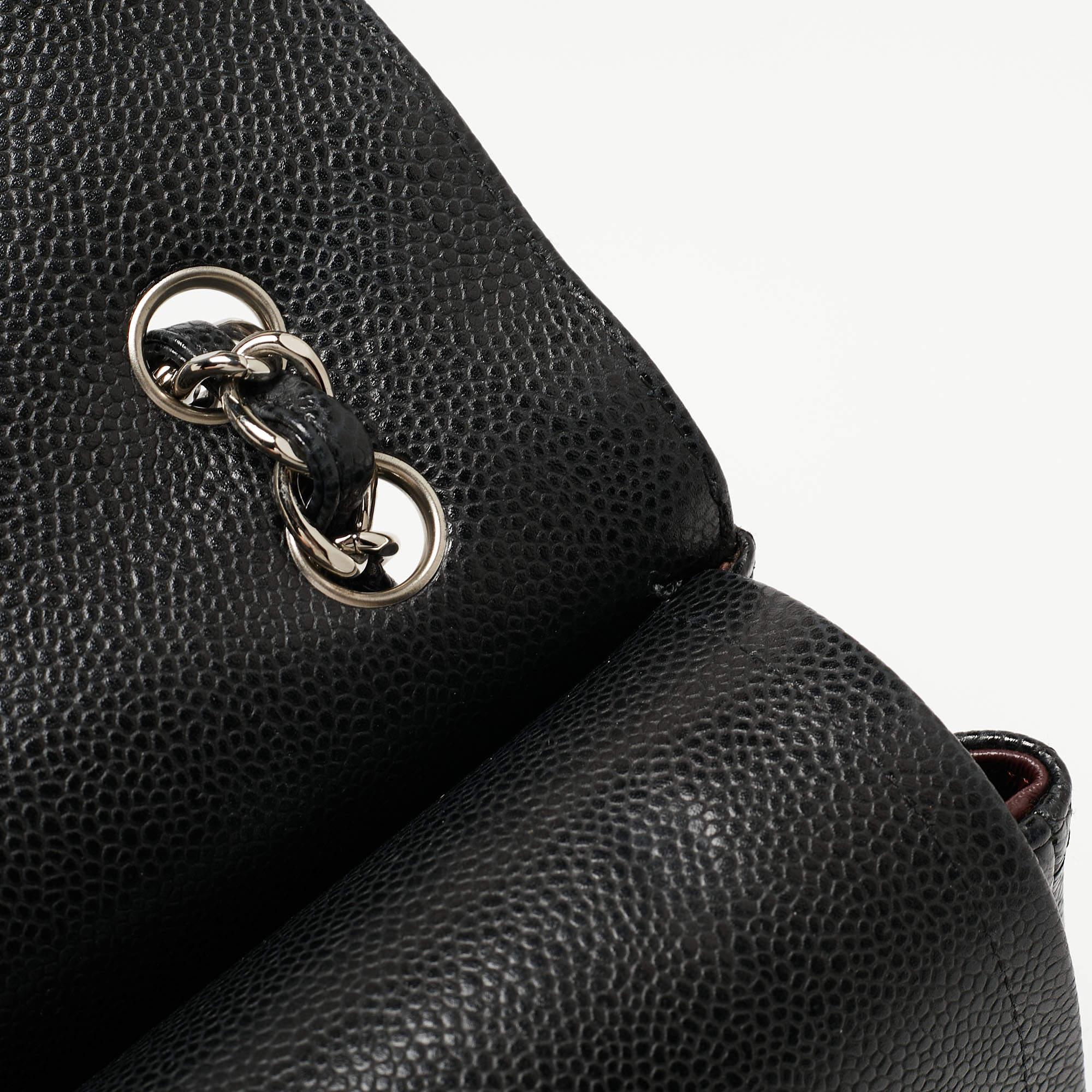 Chanel - Sac à double rabat classique Maxi en cuir texturé noir matelassé Pour femmes 