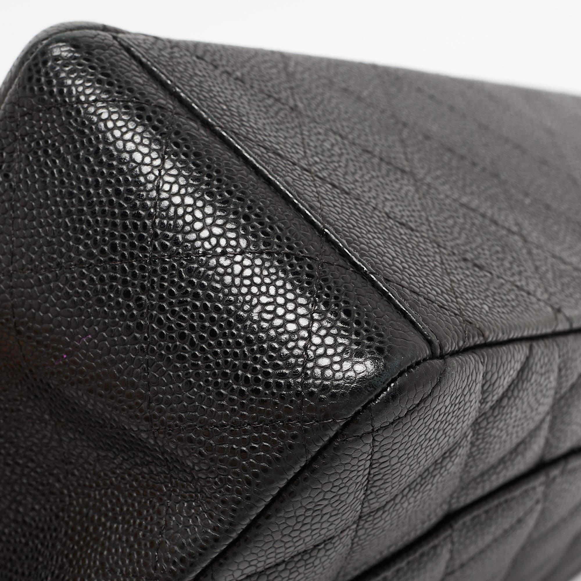 Chanel - Sac à double rabat classique Maxi en cuir texturé noir matelassé 1