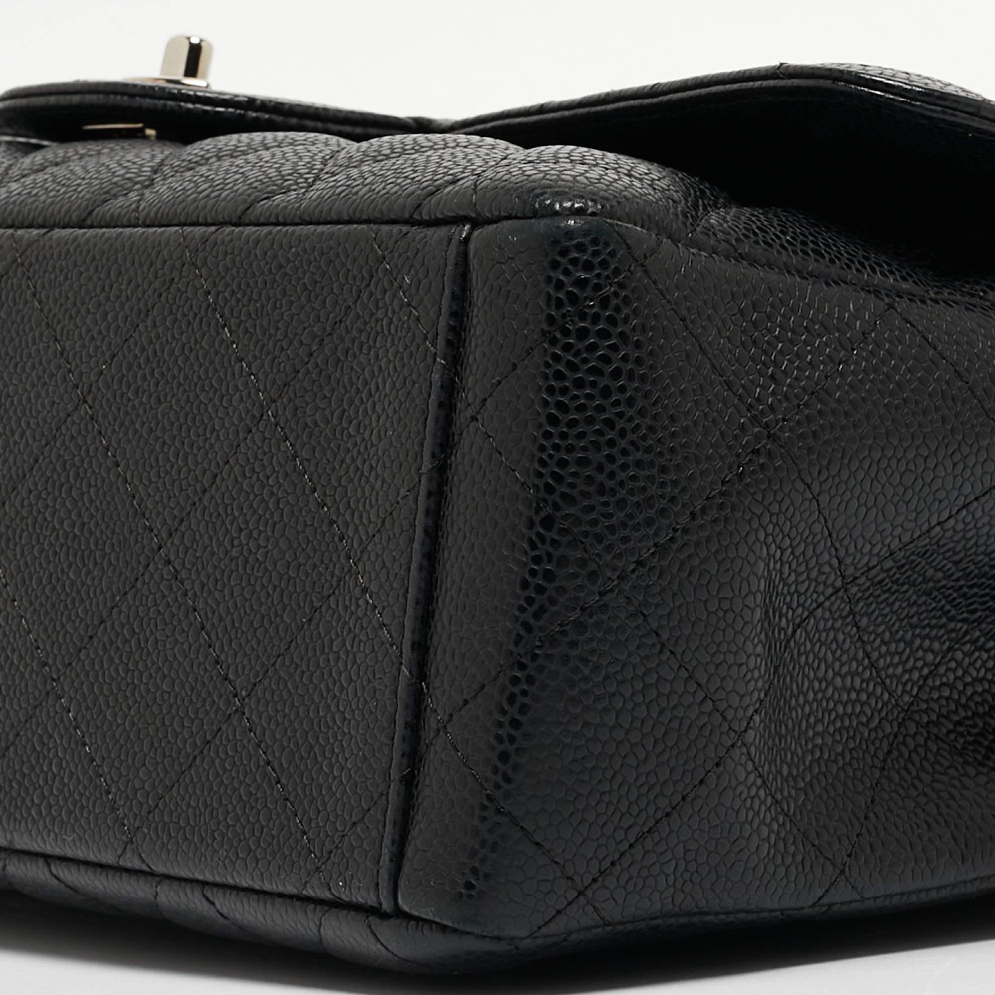 Chanel - Sac à double rabat classique Maxi en cuir texturé noir matelassé 2