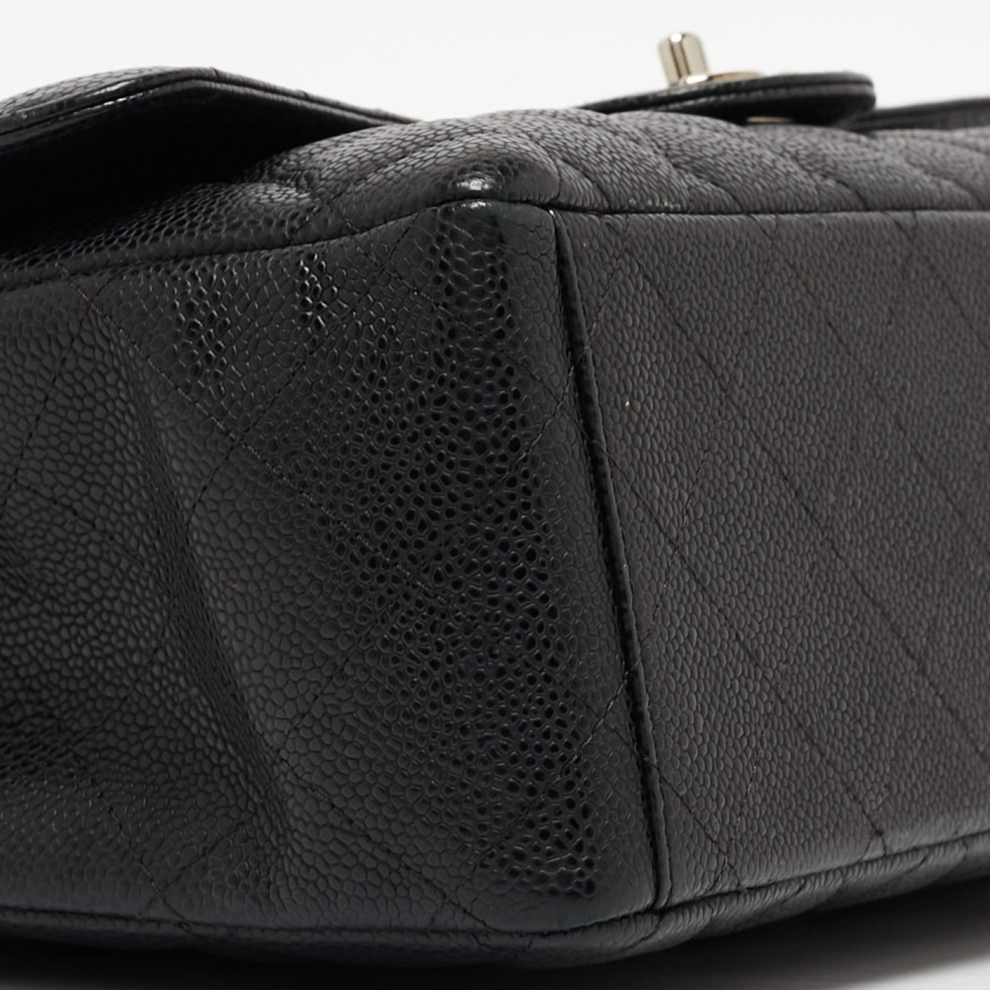 Chanel - Sac à double rabat classique Maxi en cuir texturé noir matelassé 3