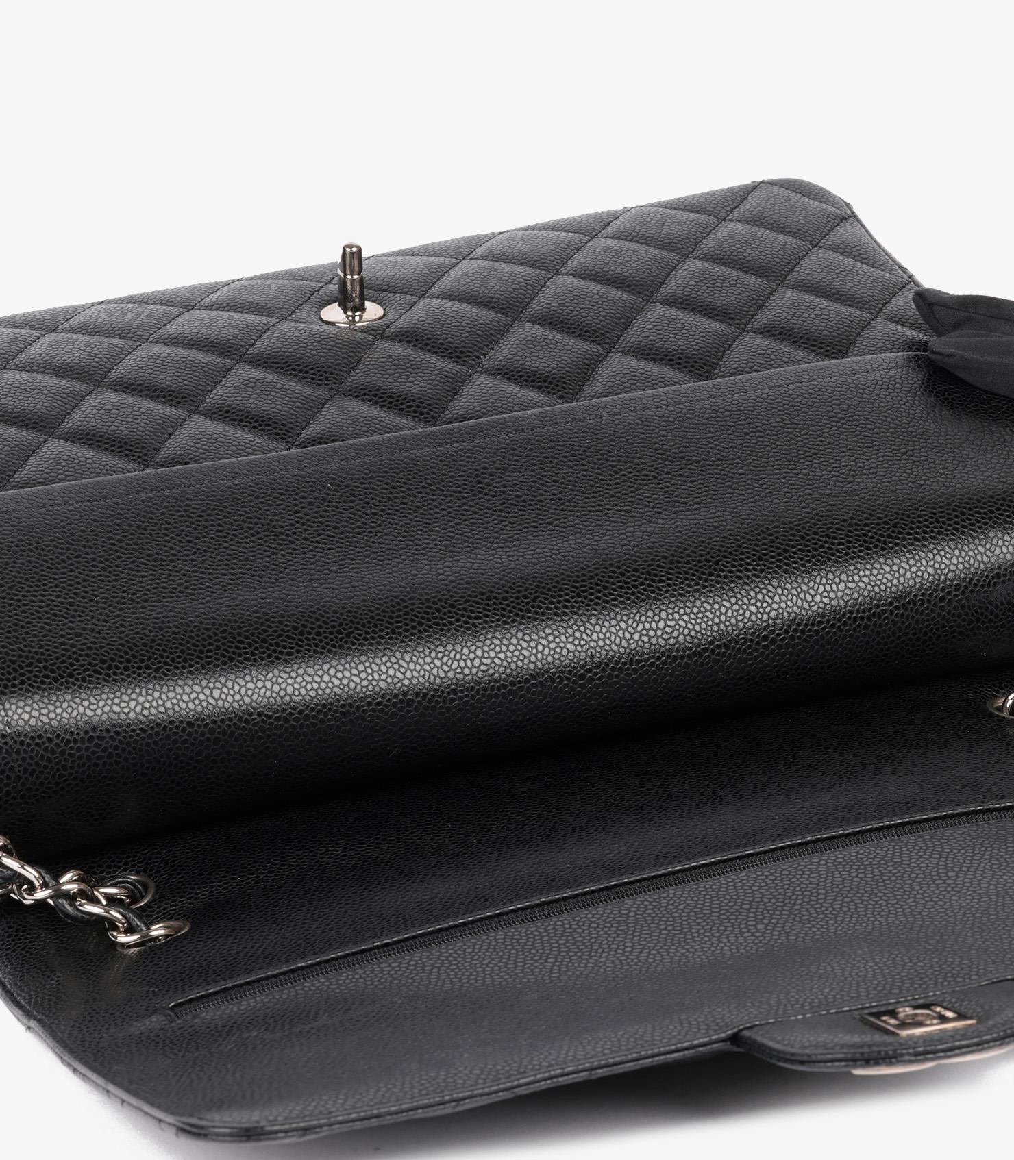 Chanel Schwarze Maxi Classic Double Flap Tasche aus gestepptem Leder in Kaviar im Angebot 5