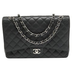 Chanel - Sac à double rabat classique Maxi en cuir texturé noir matelassé