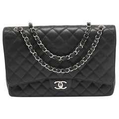 Chanel - Sac à double rabat classique Maxi en cuir texturé noir matelassé