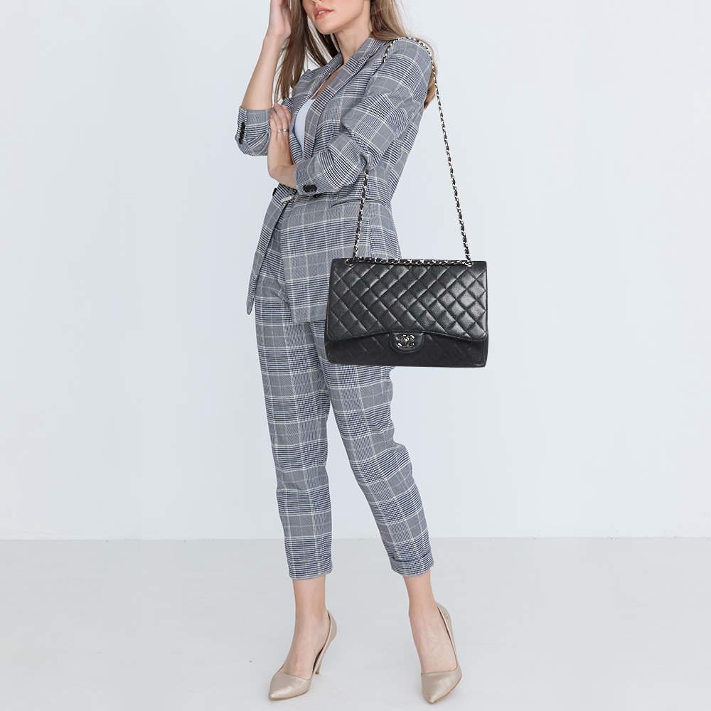 Asegúrate de que tus imprescindibles del día están en orden y tu atuendo está completo con este bolso Chanel Maxi Classic Single Flap. Fabricado con los mejores materiales, el bolso lleva la firma de la marca de artesanía artística y atractivo