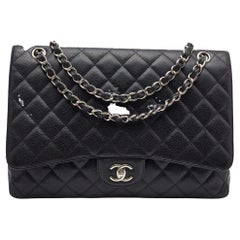 Chanel - Sac à rabat simple classique Maxi en cuir texturé noir matelassé