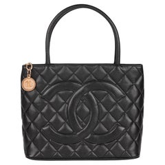 CHANEL Schwarze gesteppte Medaillon-Tasche aus Leder in Kaviar