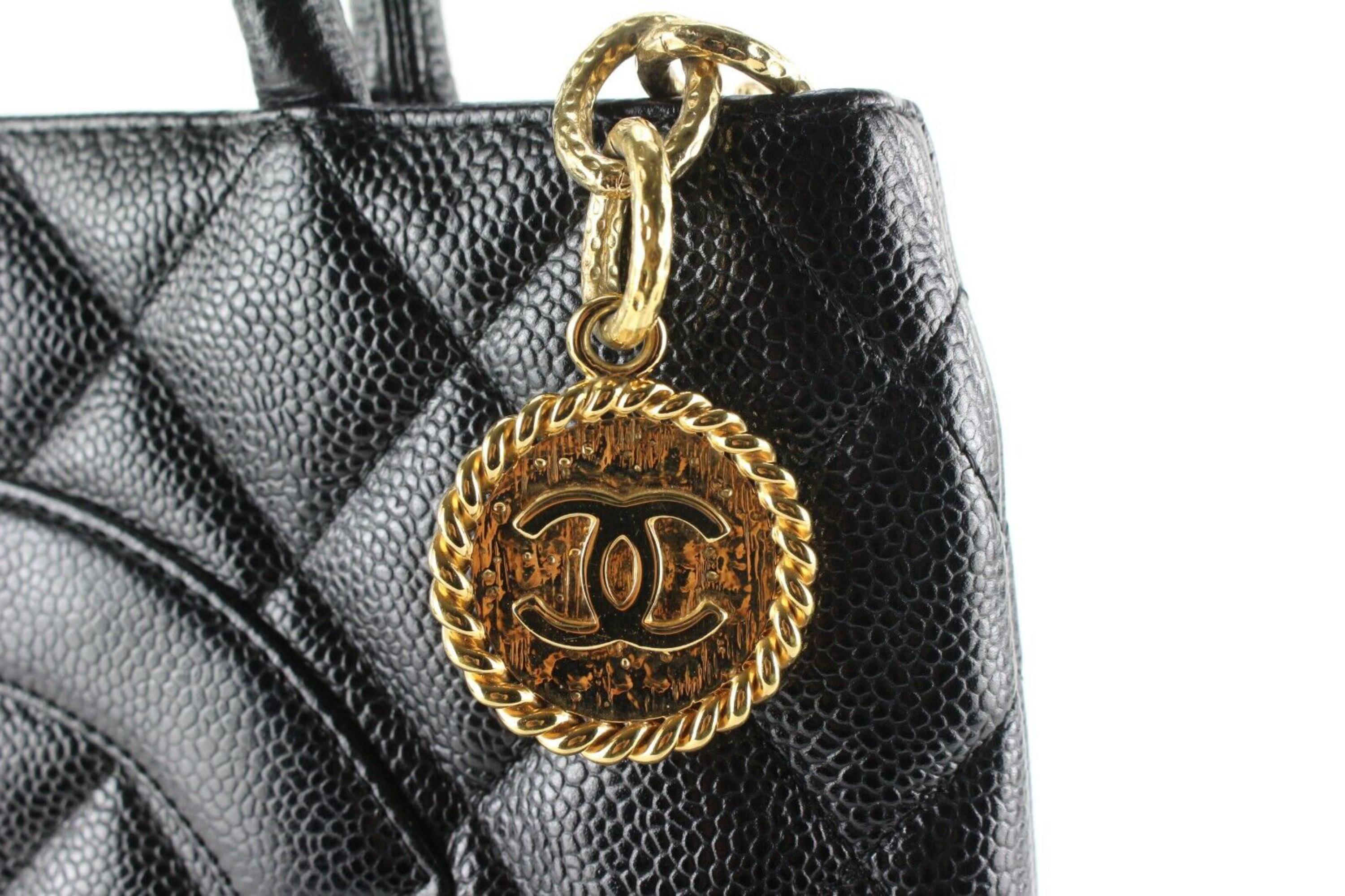 Chanel Schwarze gesteppte Ledertasche mit Medaillon und Reißverschluss in Kaviar 1C1031 im Angebot 7
