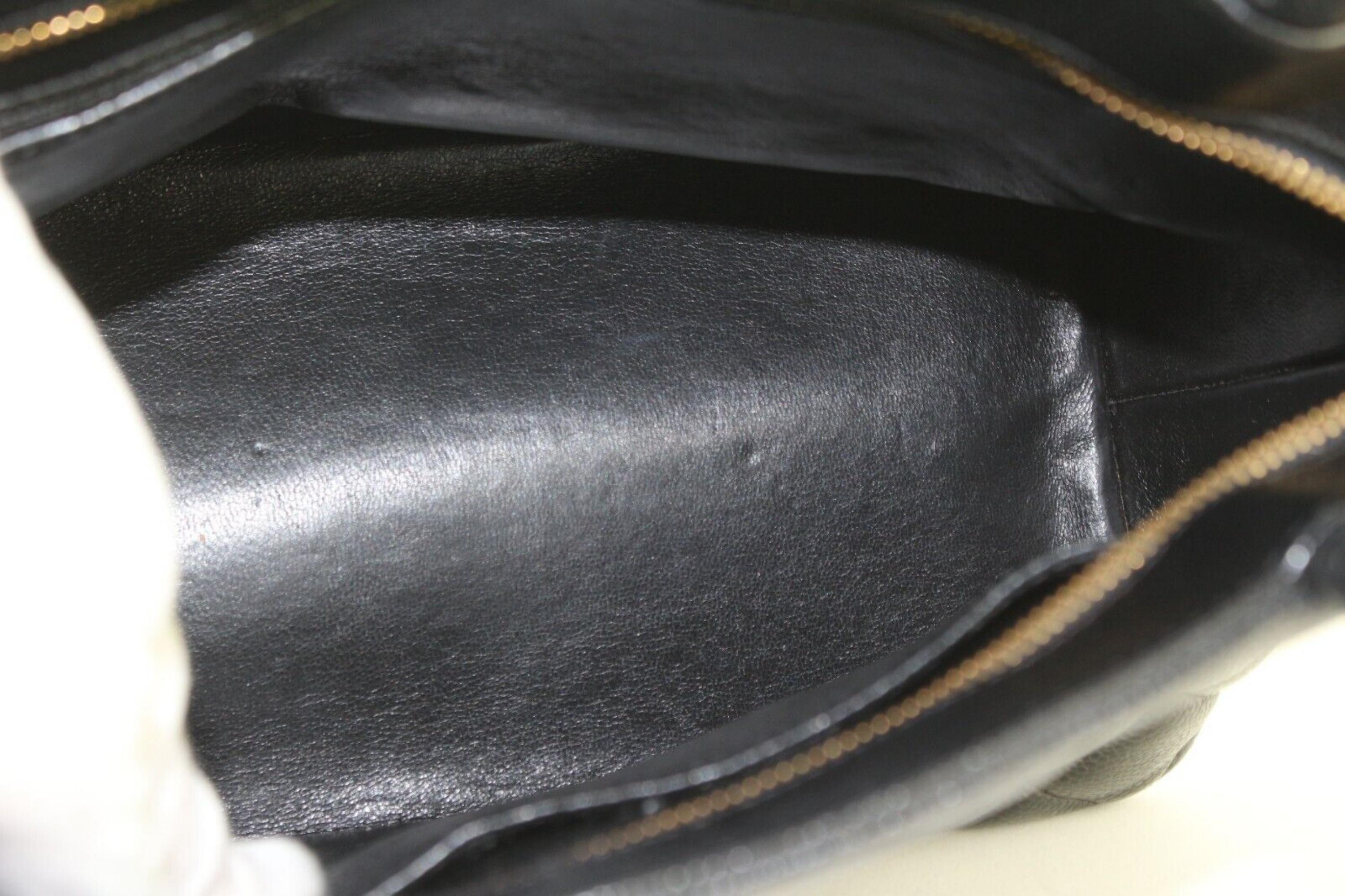 Chanel Schwarze gesteppte Ledertasche mit Medaillon und Reißverschluss in Kaviar 1C1031 im Zustand „Hervorragend“ im Angebot in Dix hills, NY