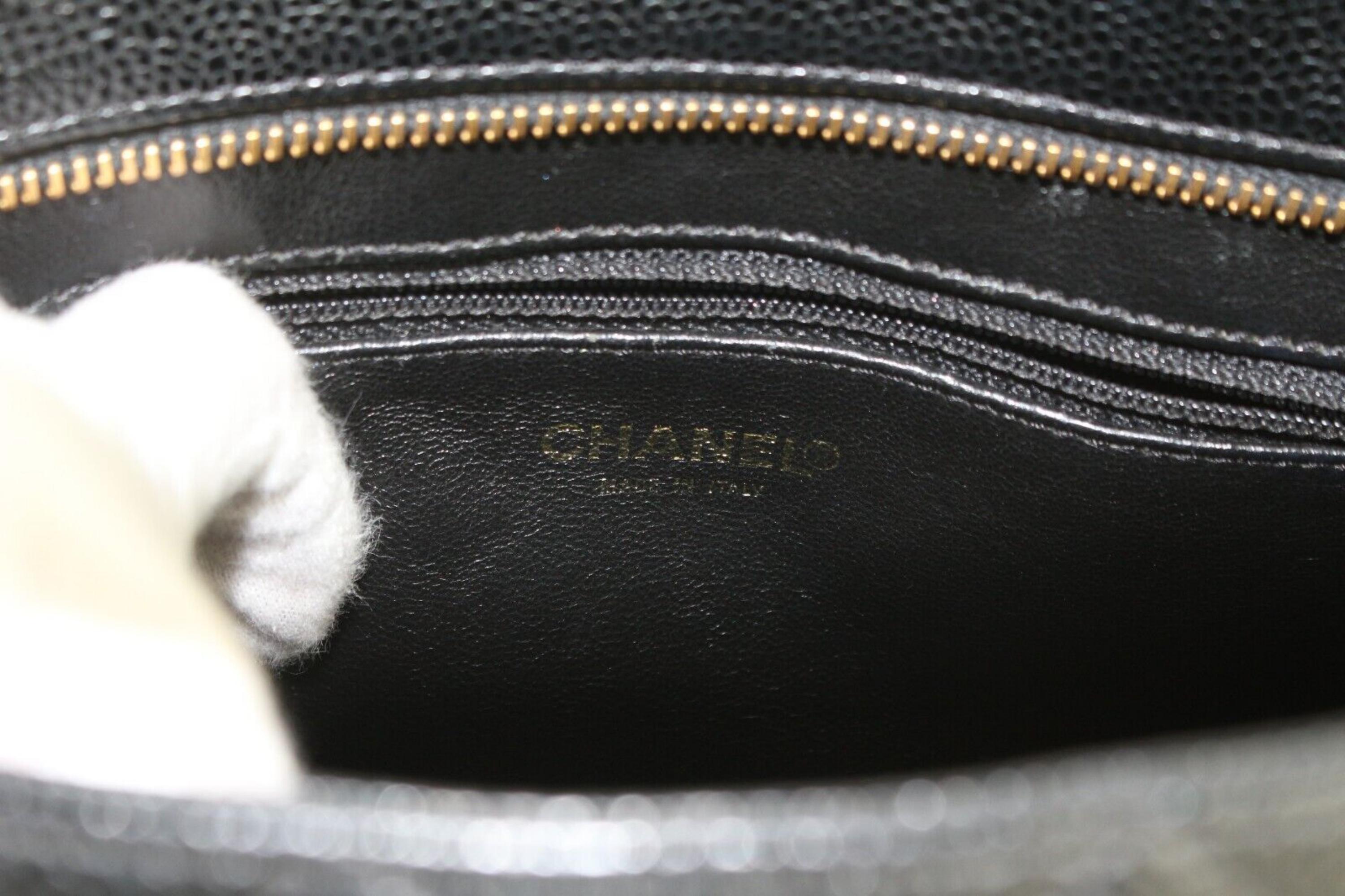 Chanel Schwarze gesteppte Ledertasche mit Medaillon und Reißverschluss in Kaviar 1C1031 Damen im Angebot