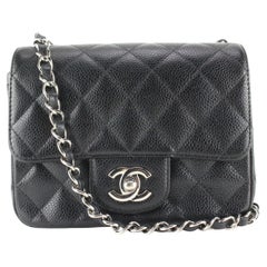Chanel - Mini sac à rabat carré classique en cuir texturé noir matelassé, rare, 19c26a