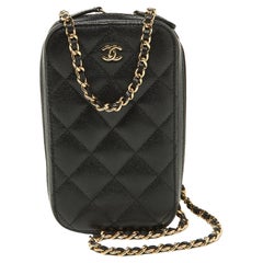 Chanel - Sac à bandoulière avec porte-téléphone en cuir caviar matelassé noir