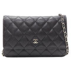 CHANEL - Sac à bandoulière WOC en cuir caviar matelassé noir et chaîne CC argentée