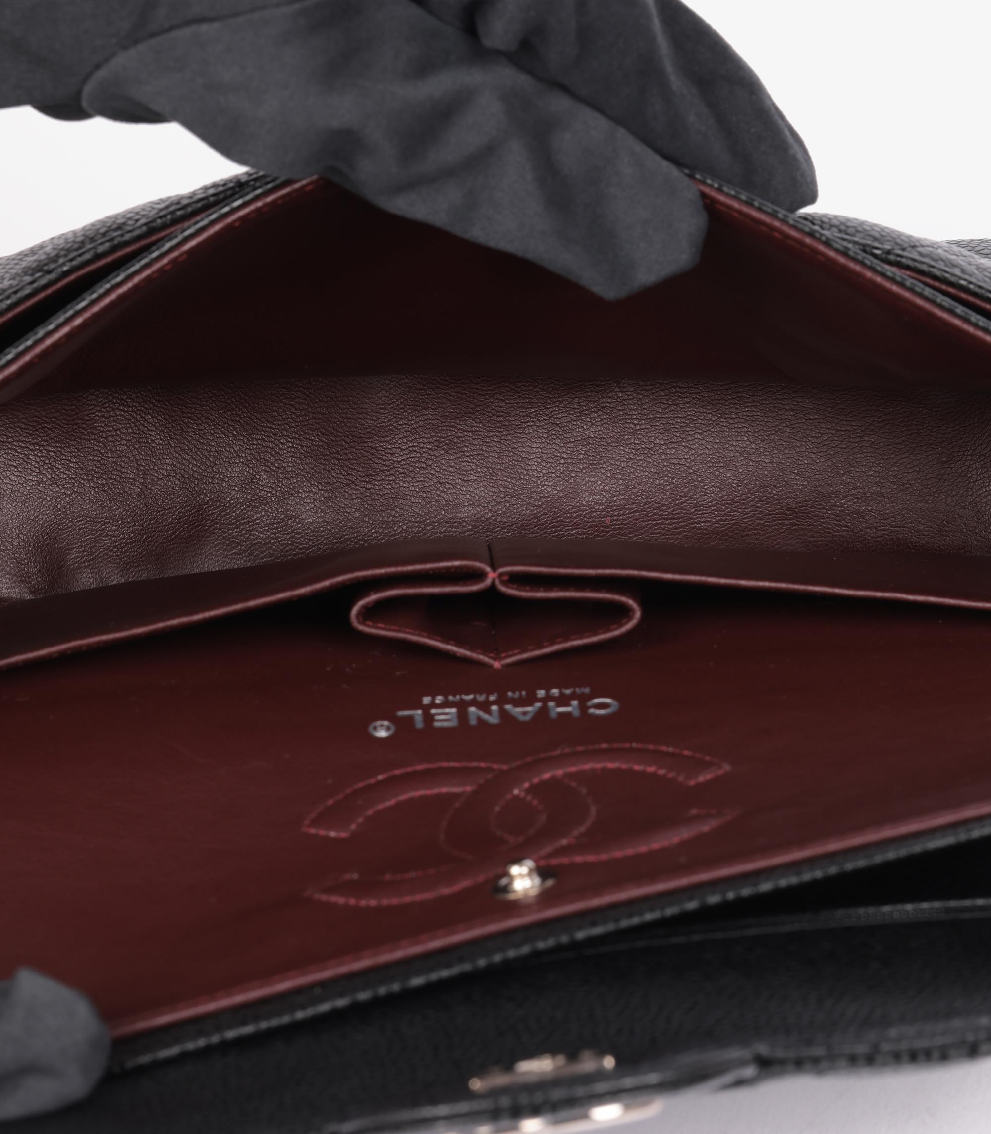 Chanel - Petit sac classique à double rabat en cuir caviar matelassé noir en vente 2