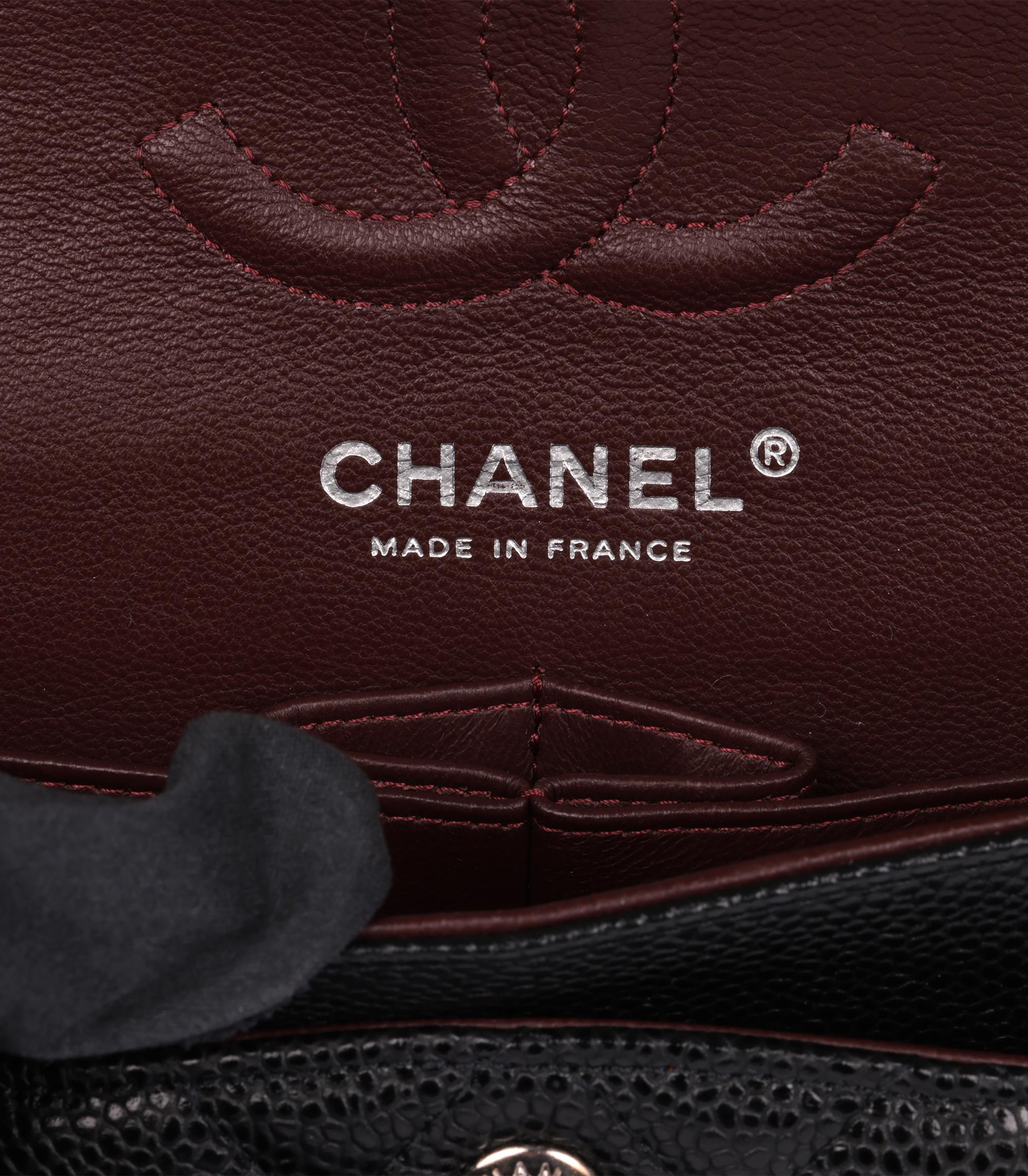 Chanel - Petit sac classique à double rabat en cuir caviar matelassé noir en vente 3