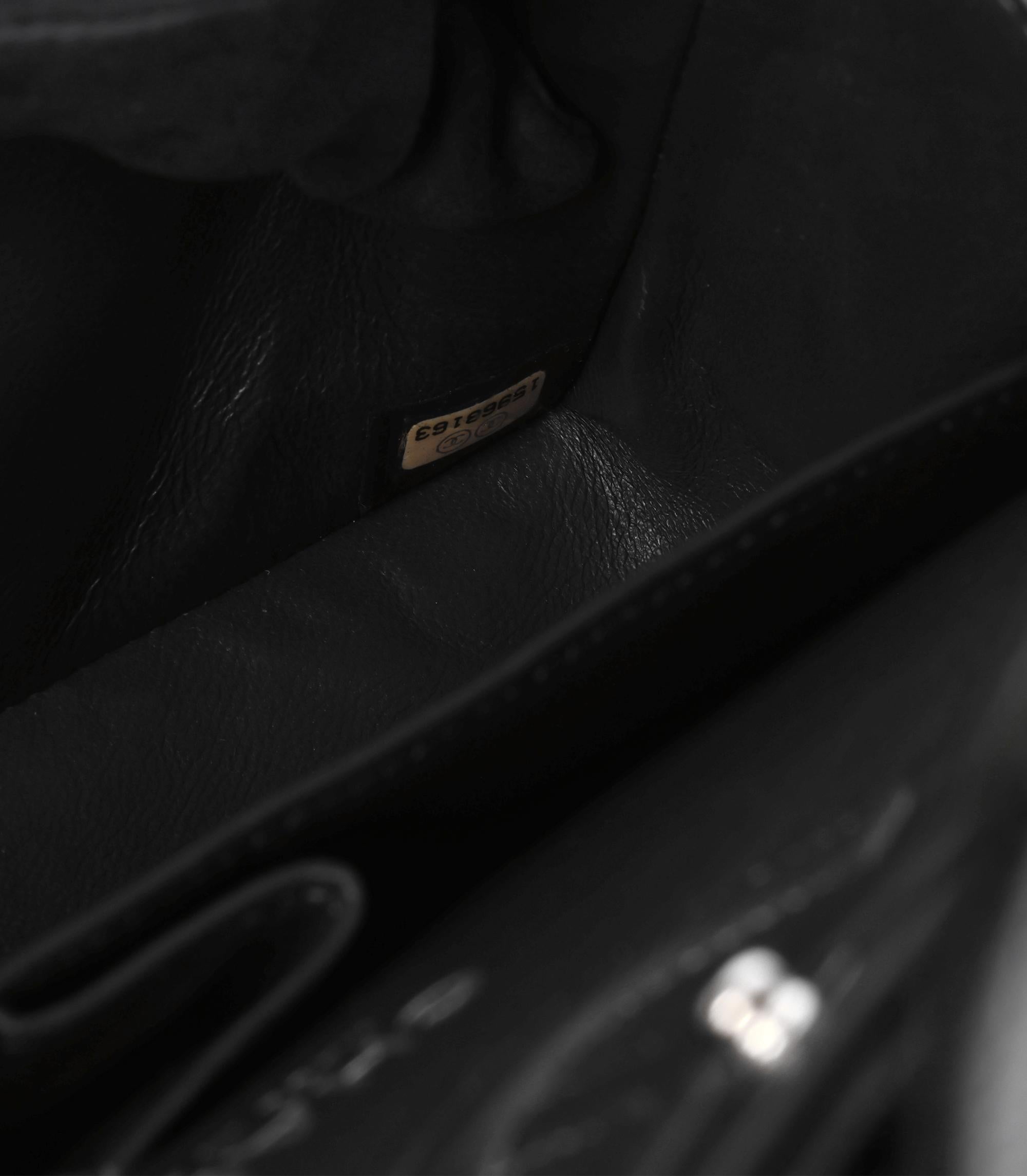 Chanel - Petit sac classique à double rabat en cuir caviar matelassé noir en vente 4