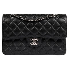 Chanel Borsa doppia patta Classic Leather trapuntata nera con caviale, piccola e di qualità