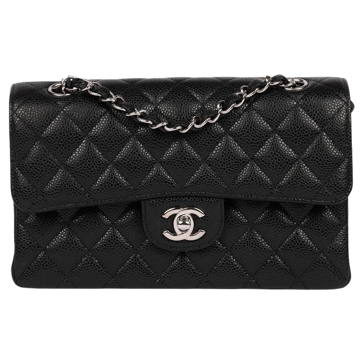 Chanel - Petit sac classique à double rabat en cuir caviar matelassé noir en vente