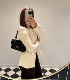 Chanel – Kleine klassische Doppelflappen-Tasche aus schwarzem, gestepptem Caviar-Leder