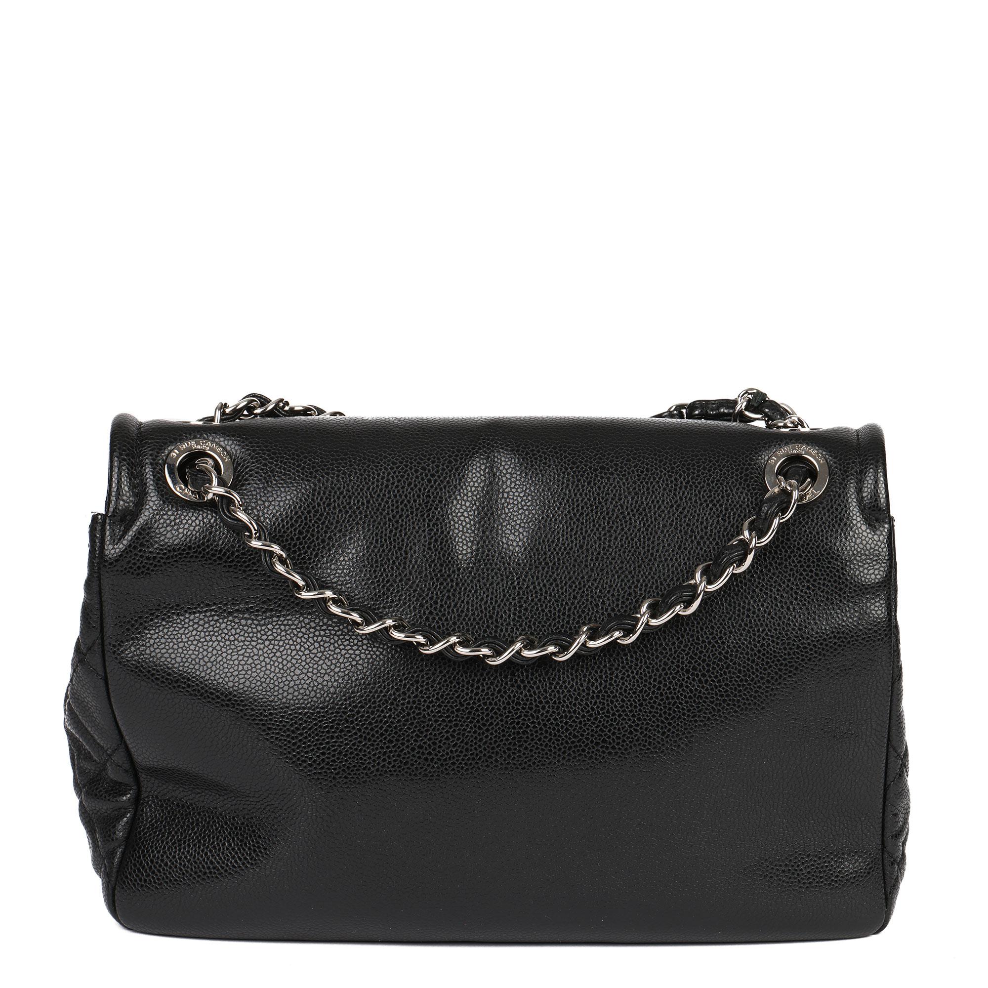 Donna Borsa Chanel nera trapuntata in pelle di caviale Timeless con patta singola