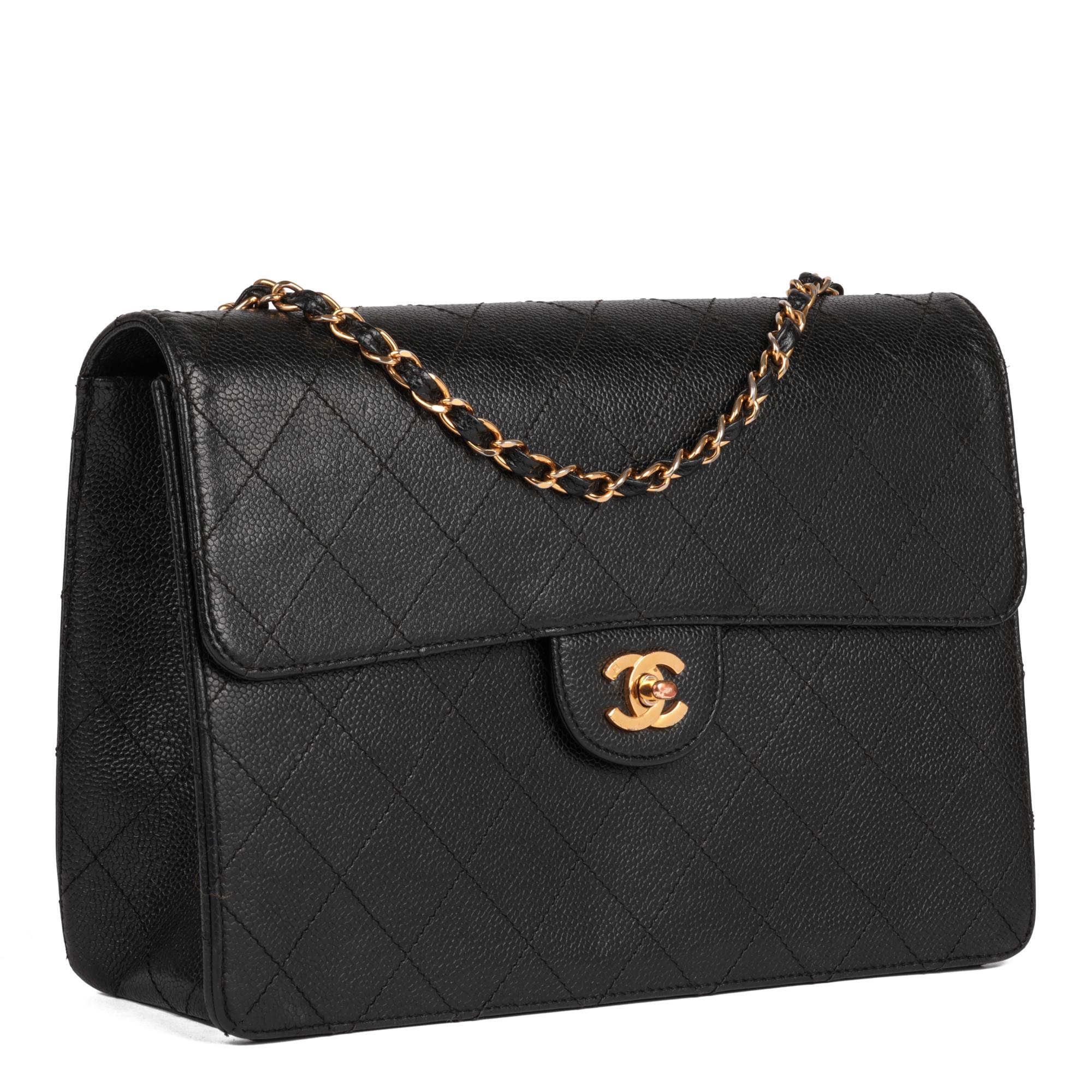 Chanel Schwarz gesteppt Kaviar Leder Vintage Jumbo Classic Single Flap Tasche

Details zum Produkt
Xupes Ref: HB5149
Marke: Chanel
Modell: Jumbo Classic Tasche mit einer Klappe 
Typ: Schulter, Umhängetasche
Seriennummer: 5108378
Alter: