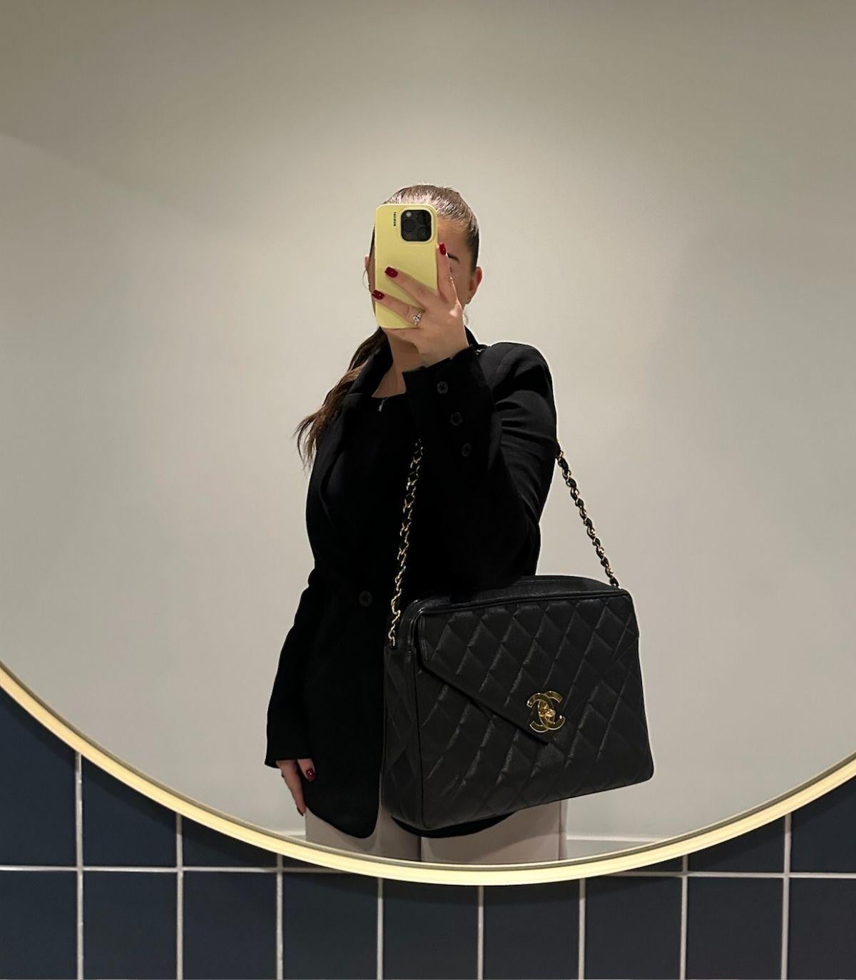 Chanel Schwarz gesteppt Kaviar Leder Vintage Maxi Jumbo XL Kameratasche

Details zum Produkt
Xupes Ref: CB1583
Marke: Chanel
Modell: Maxi Jumbo XL Kameratasche
Typ: Schultern
Seriennummer: 3095854 
Alter: 1994
Begleitet von: Chanel Staubbeutel,