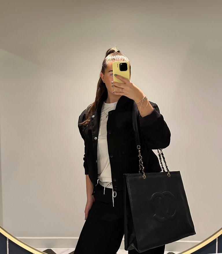 Chanel Schwarzes gestepptes Kaviarleder Vintage Maxi Timeless Shoulder Tote

Details zum Produkt
Xupes Ref: HB5935
Marke: Chanel
Modell: Maxi Timeless Shoulder Tote
Typ: Umhängetasche, Tote
Seriennummer: 4796097
Alter: 1997
Begleitet von: